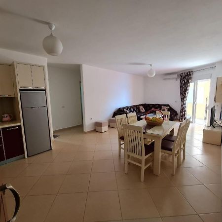 Meltin Apartments Sarande Bagian luar foto