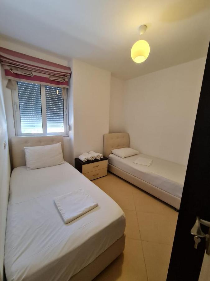 Meltin Apartments Sarande Bagian luar foto